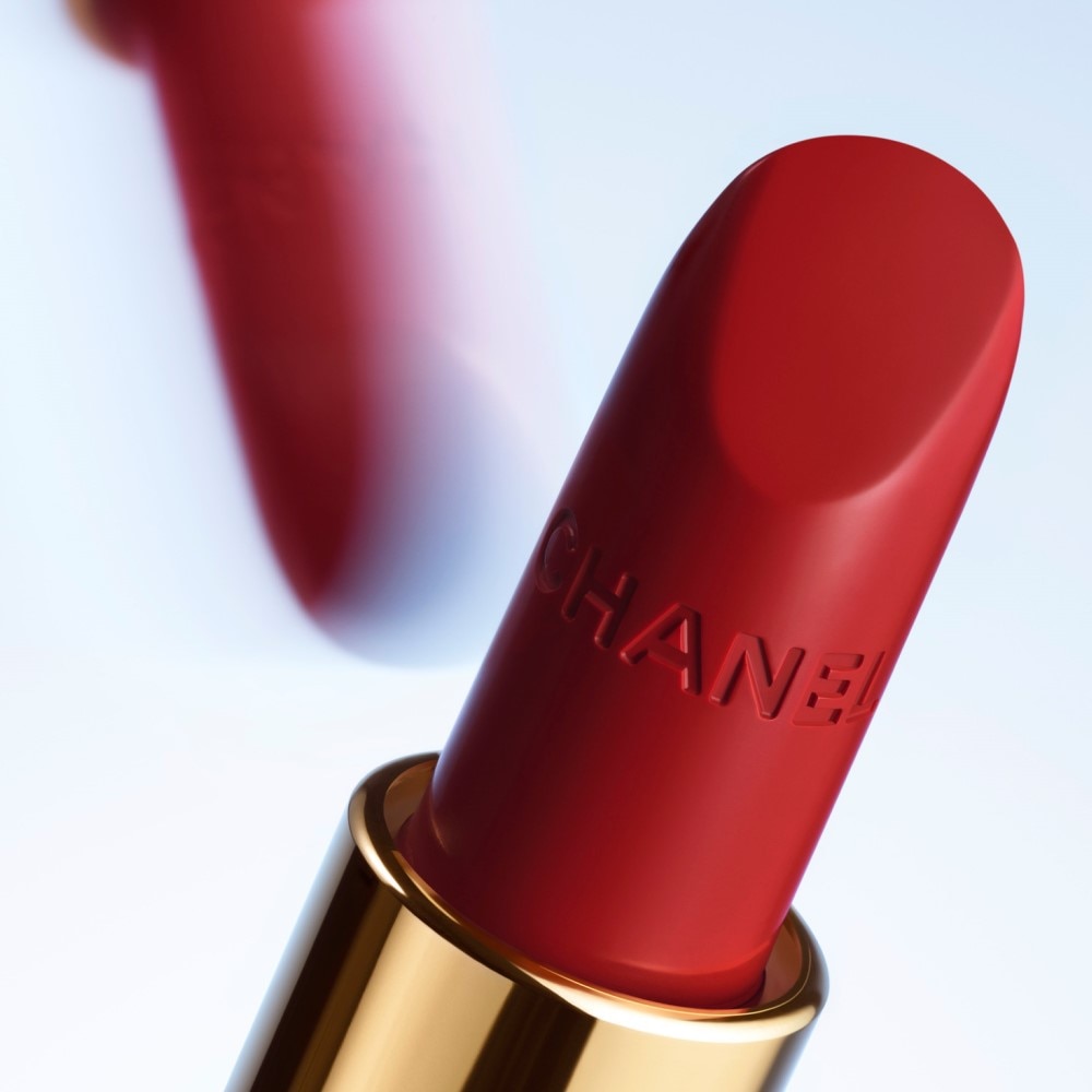 LA BARRA DE LABIOS SATINADA DE LARGA DURACI&Oacute;N, TRATAMIENTO HIDRATANTE Y ALISANTE